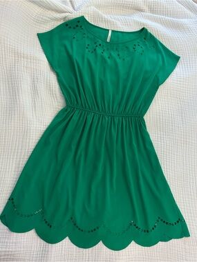 Gorgeous Kelly Green Scallop-Hem Midi Dress